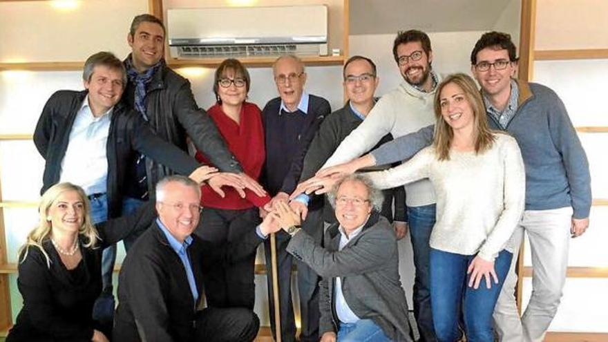 El grup de diputats de Junts pel Sí de Lleida amb mossèn Ballarín, ahir