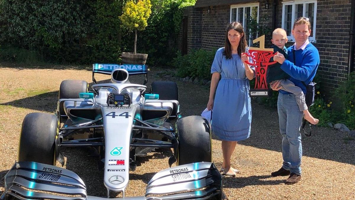 La familia Shaw, con el trofeo y el Mercedes de Hamilton