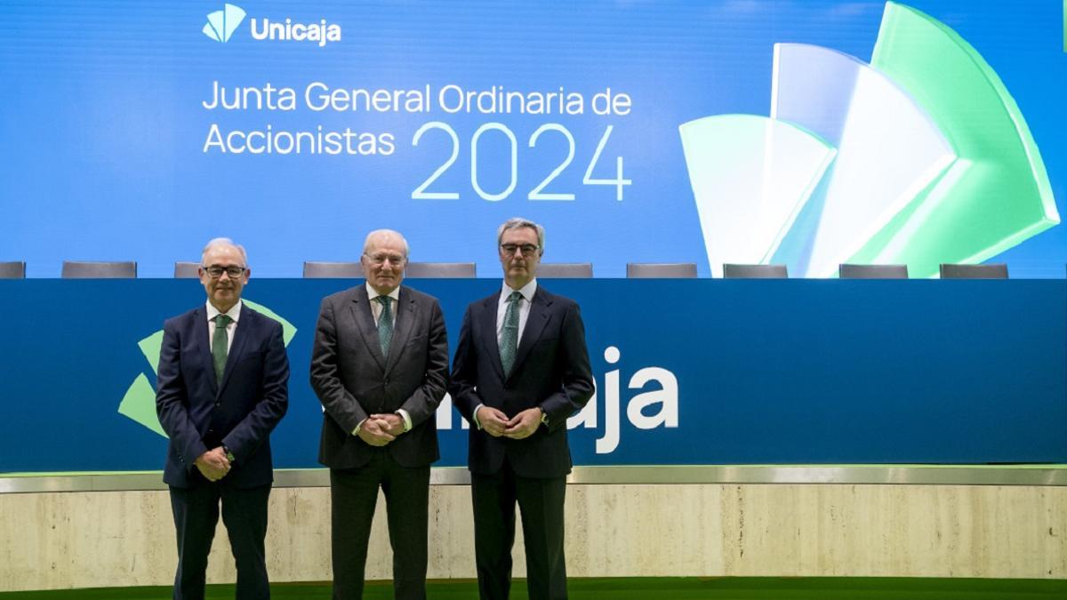 Isidro Rubiales, CEO de Unicaja; Manuel Azuaga, presidente saliente; y José Sevila, nuevo presidente no ejecutivo.