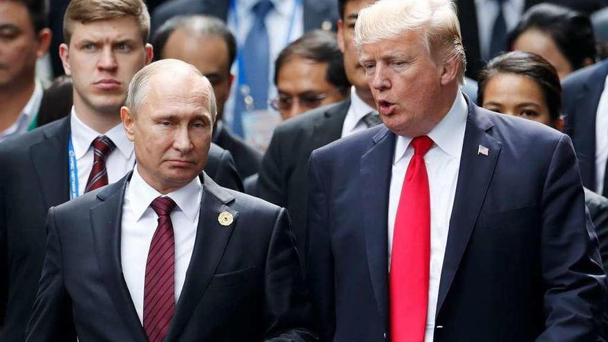 Putin y Trump conversan, en noviembre, rumbo a la foto de familia de la cumbre de la APEC en Vietnam. // AFP