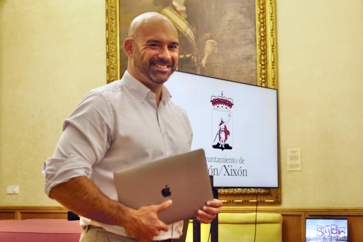 Jesús Martínez Salvador, en el salón de recepciones del Ayuntamiento