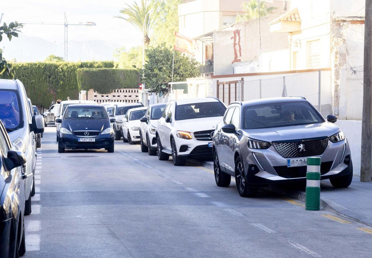 Acerca ocupada por coches aparcados en la calle Luis vives, en el barrio de San Agustín de Alicante.