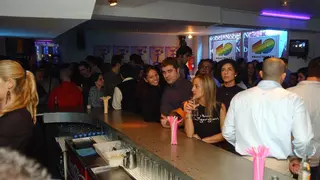 Una camarera desvela por qué no hay grifos en las barras de las discotecas de A Coruña: "Es antihigiénico, pero tiene finalidad"
