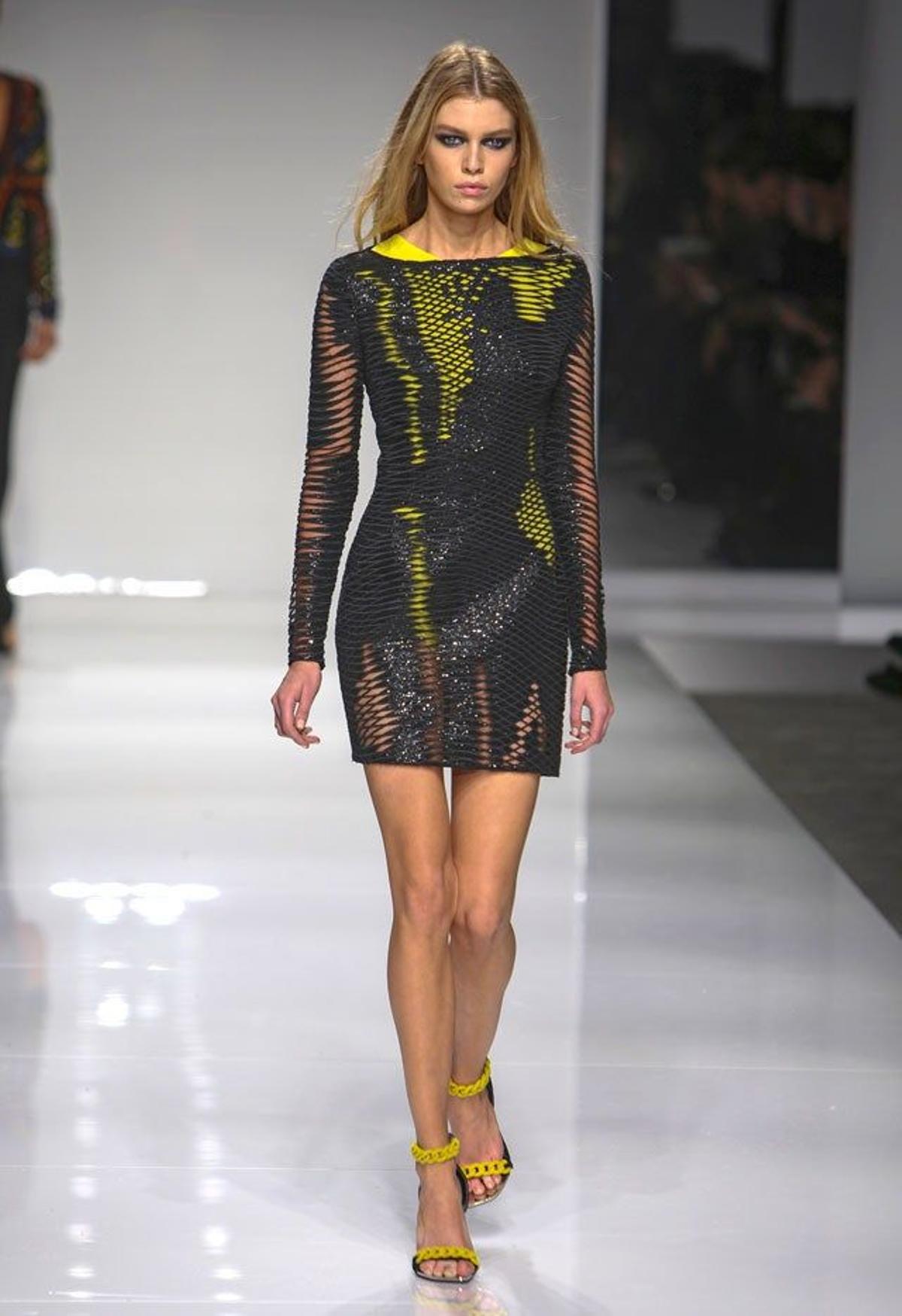 Stella Maxwell, sobre la pasarela en el desfile de Atelier Versace en París