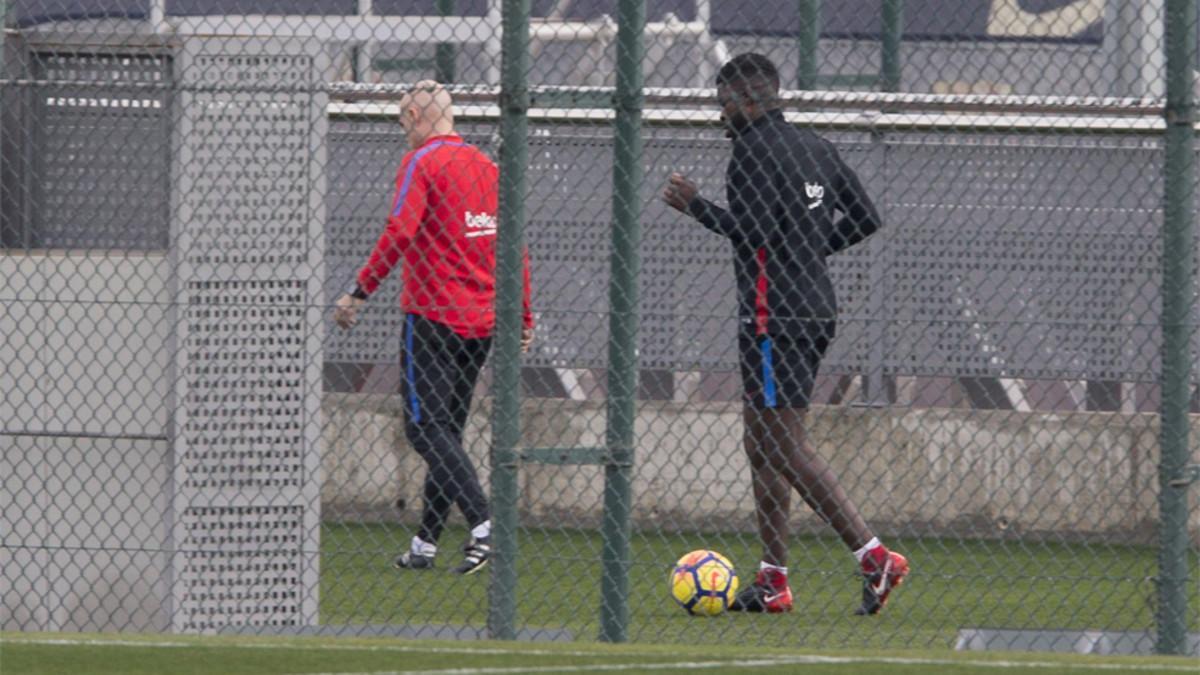 Samuel Umtiti con Juanjo Brau en las instalaciones de la Ciudad Deportiva Joan Gamper este sábado 6 de enero