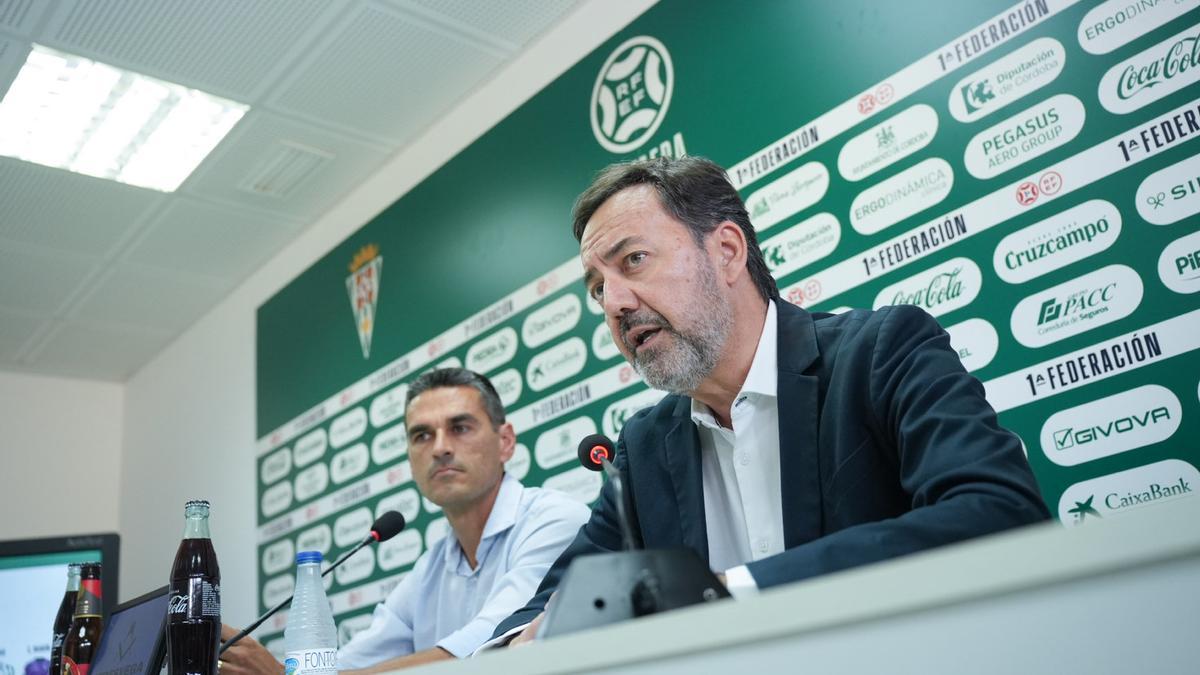 Antonio Fernández Monterrubio y Juanito, en la sala de prensa de El Arcángel.