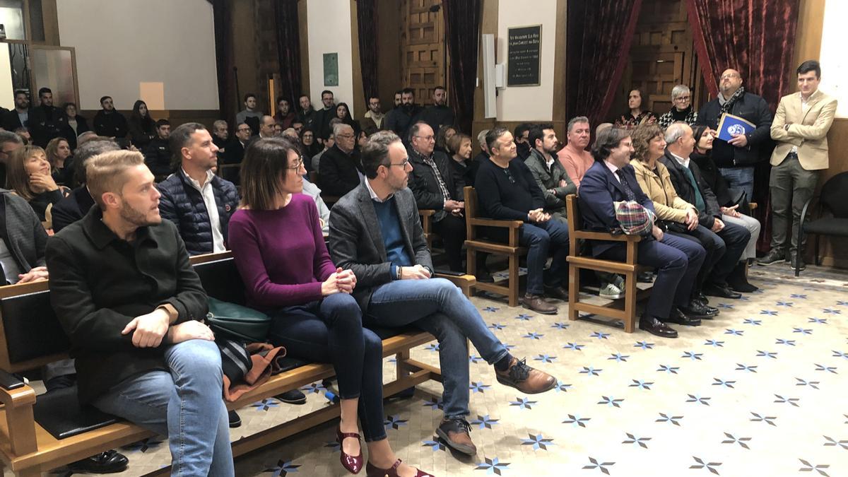 Los asistentes al acto llenaron el salón de plenos del Ayuntamiento de Elche