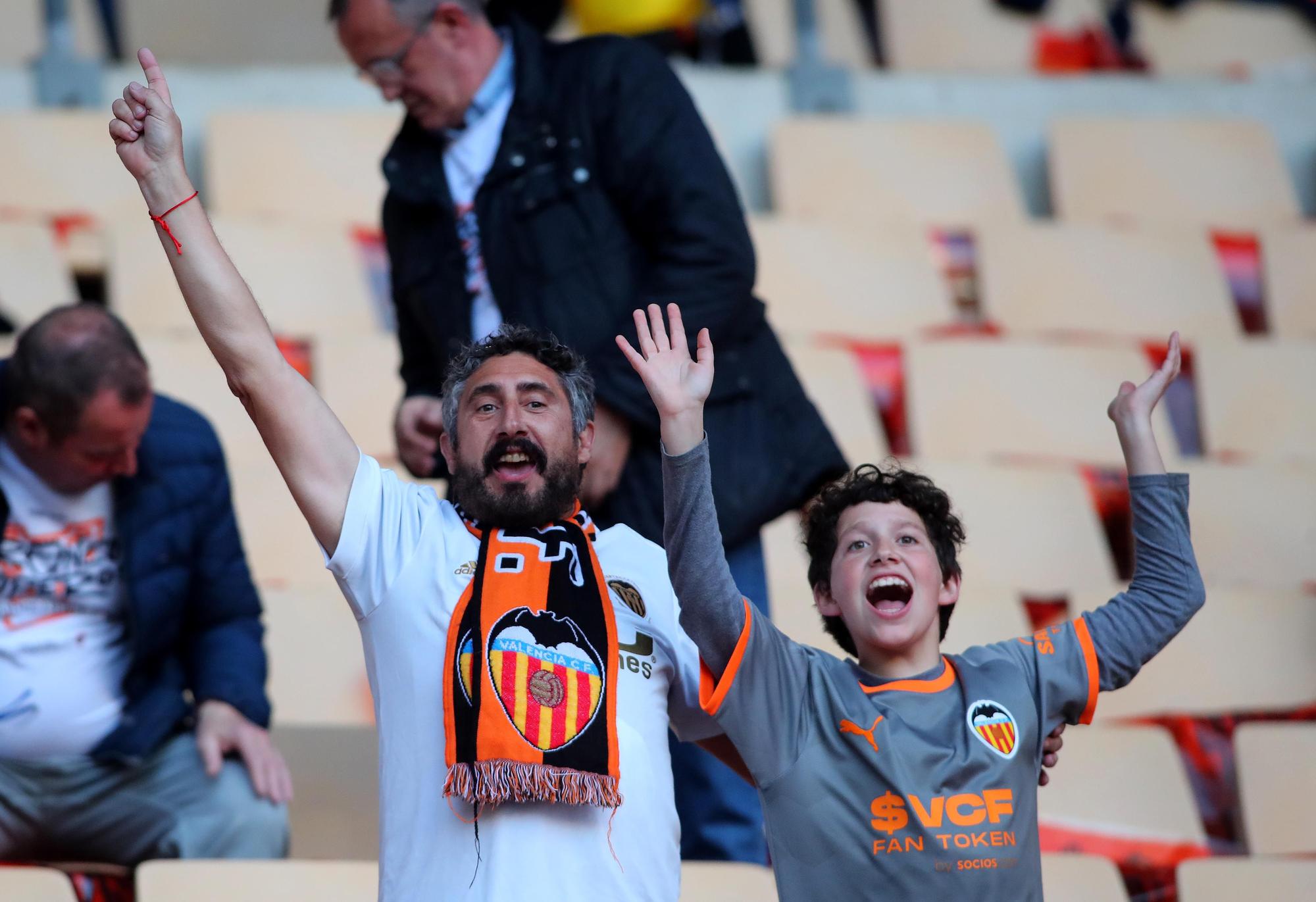 La afición valencianista llena de color el estadio de la Cartuja