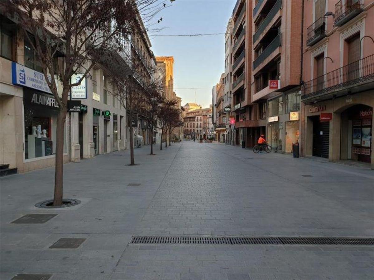 Calles vacías y aplausos solidarios