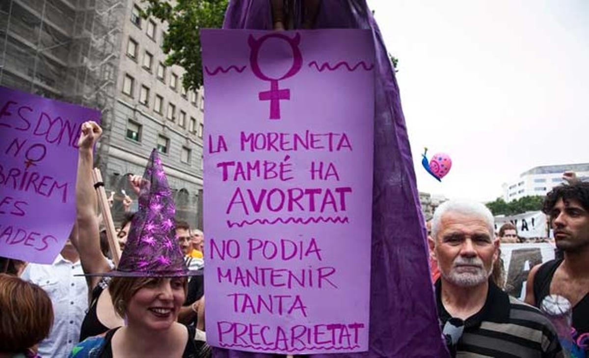 Tot tipus de missatges i lemes es van donar cita ahir a Barcelona; a la foto, un d’ells se’n recorda de la Mare de Déu de Montserrat.