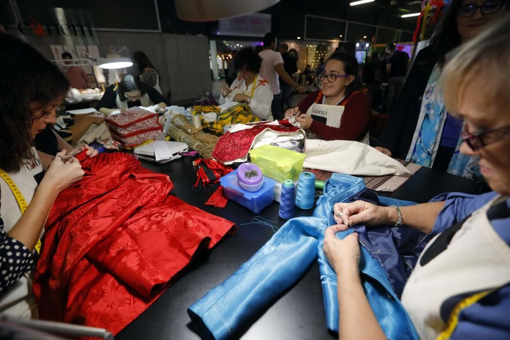 Mónica Oltra visita el puesto de la Escola d'Indumentària Tradicional Cànem en la Feria Fiesta y Boda