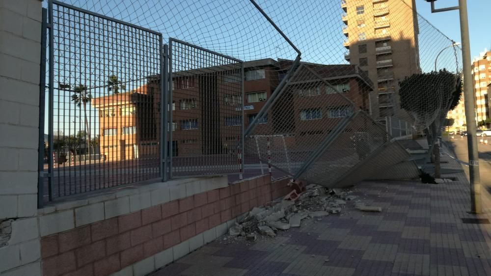 El muro del Colegio Maristas que ha caído por el fuerte poniente que sopla hoy en Cullera.