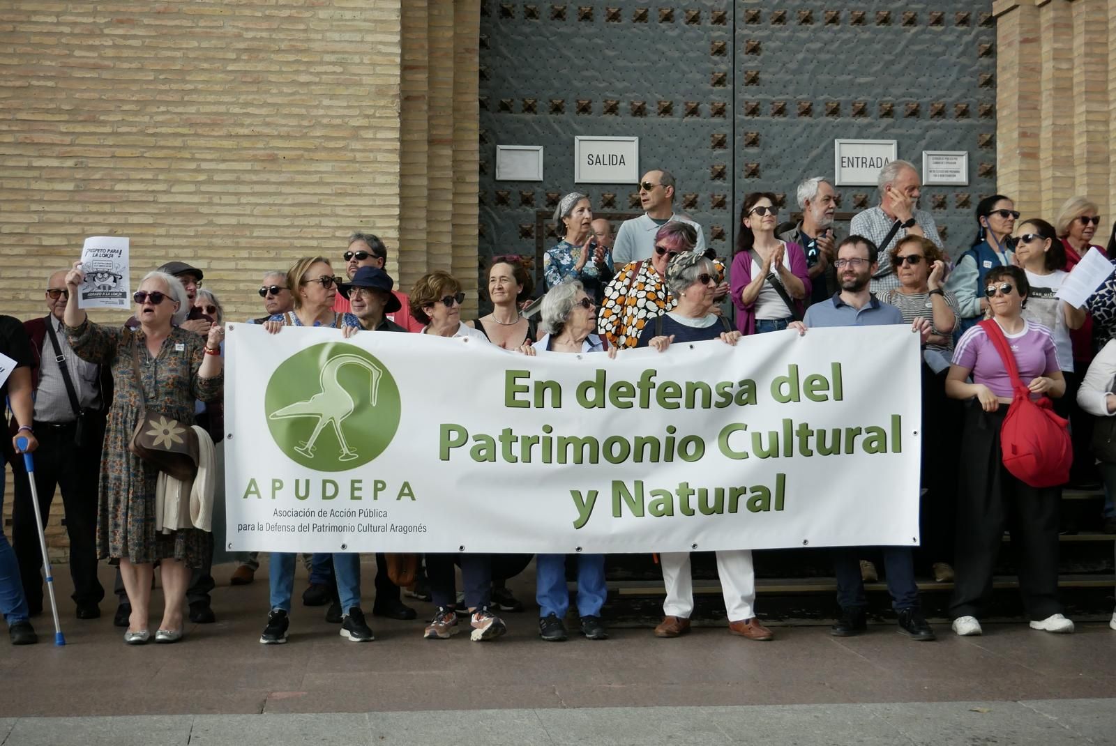 En imágenes | El abrazo a la Lonja de Zaragoza