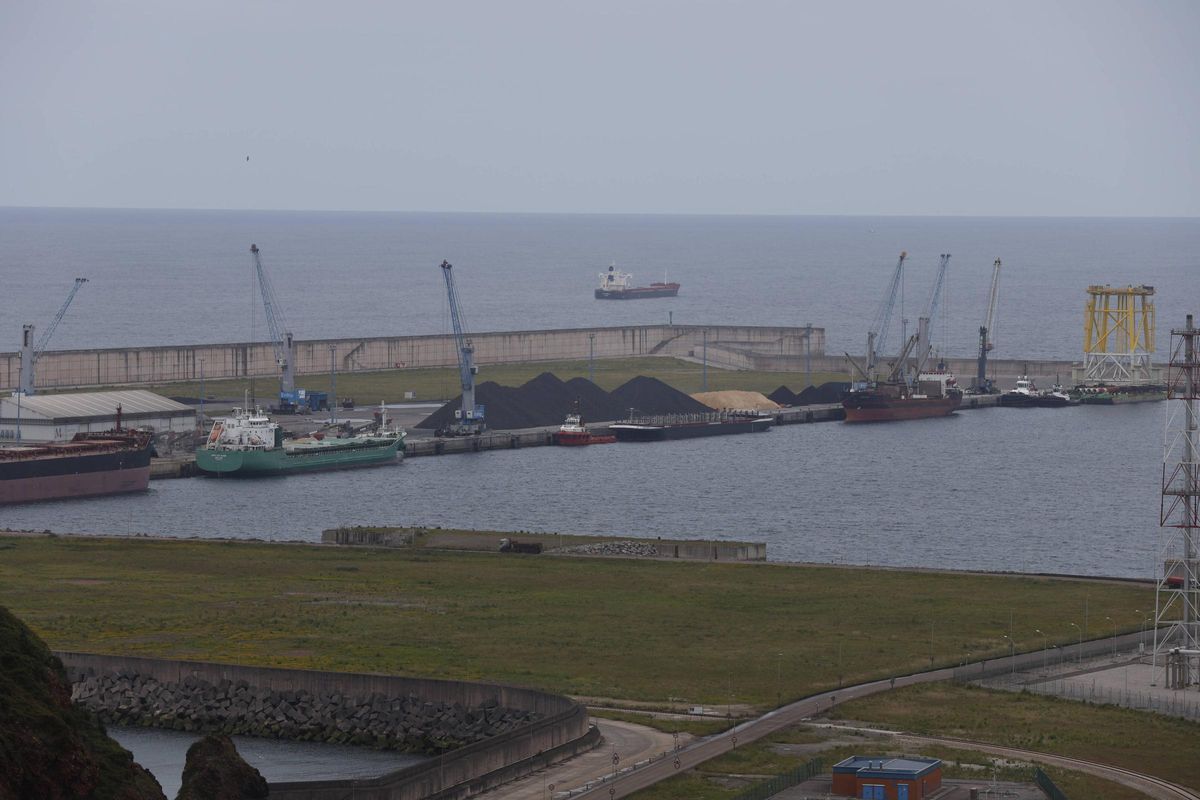 Al fondo, el Muelle Romualdo Alvargonzález Figaredo, el mayor de la ampliación de El Musel.