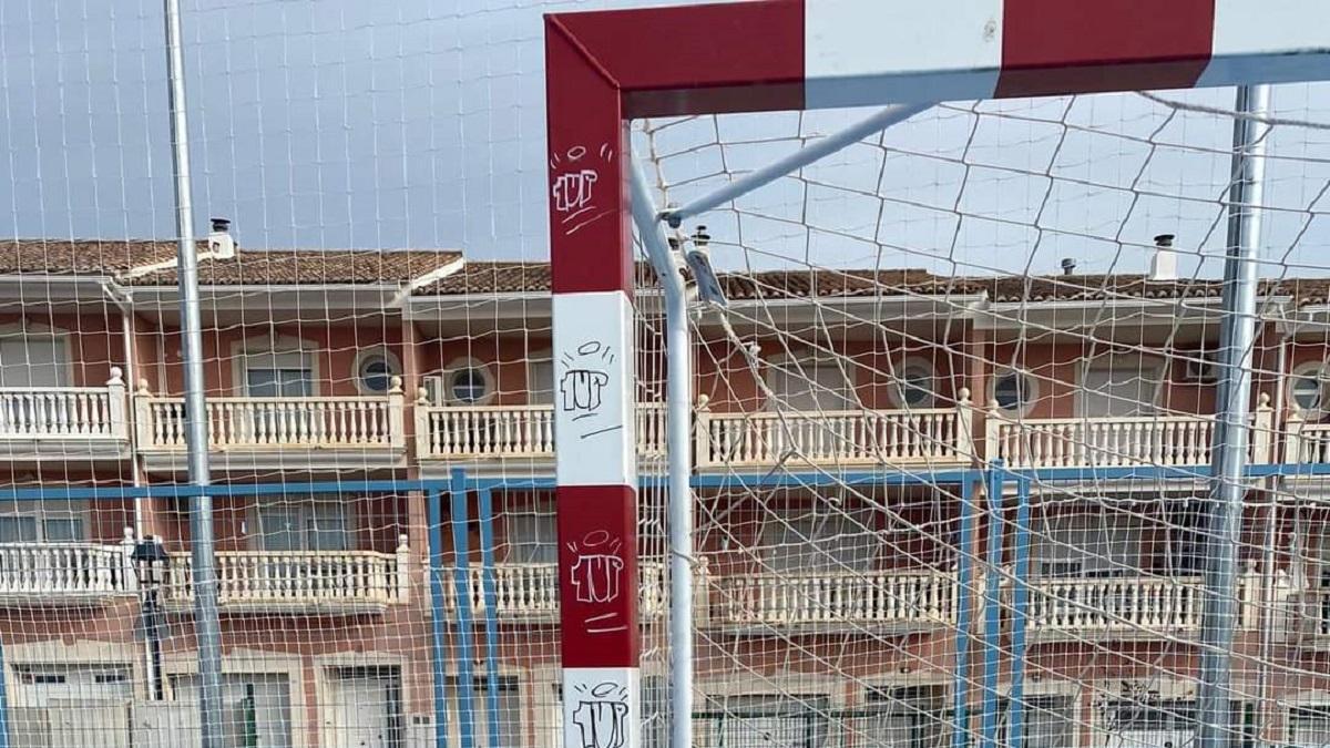 Actos vándalicos en las instalaciones deportivas del colegio de La Xara.