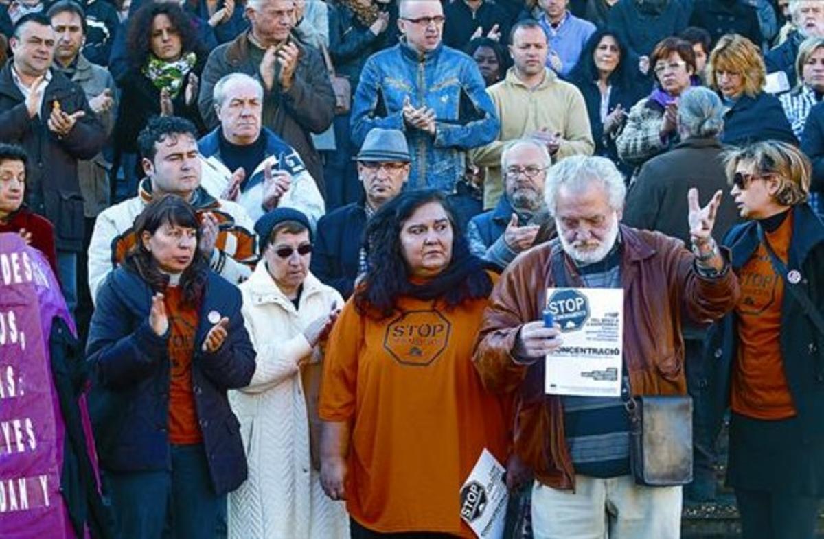 Concentració, ahir, en record de la parella que es va suïcidar dimarts a Calvià.