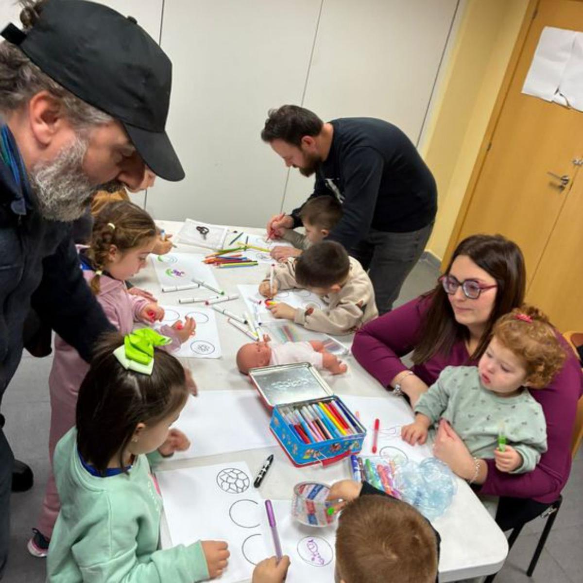 Los niños se apuntaron al taller de chapas.