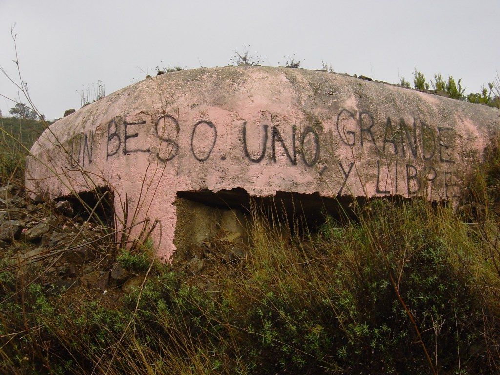 A la N-260, prop de Quermançó; el més conspicu va ser pintat de rosa i s’hi va escriure «Un beso. Uno, grande y libre».jpg