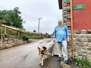El concejo con menos habitantes de Asturias mantiene el tipo ante la despoblación: "Aquí me quedo hasta que salga con los pies por delante"