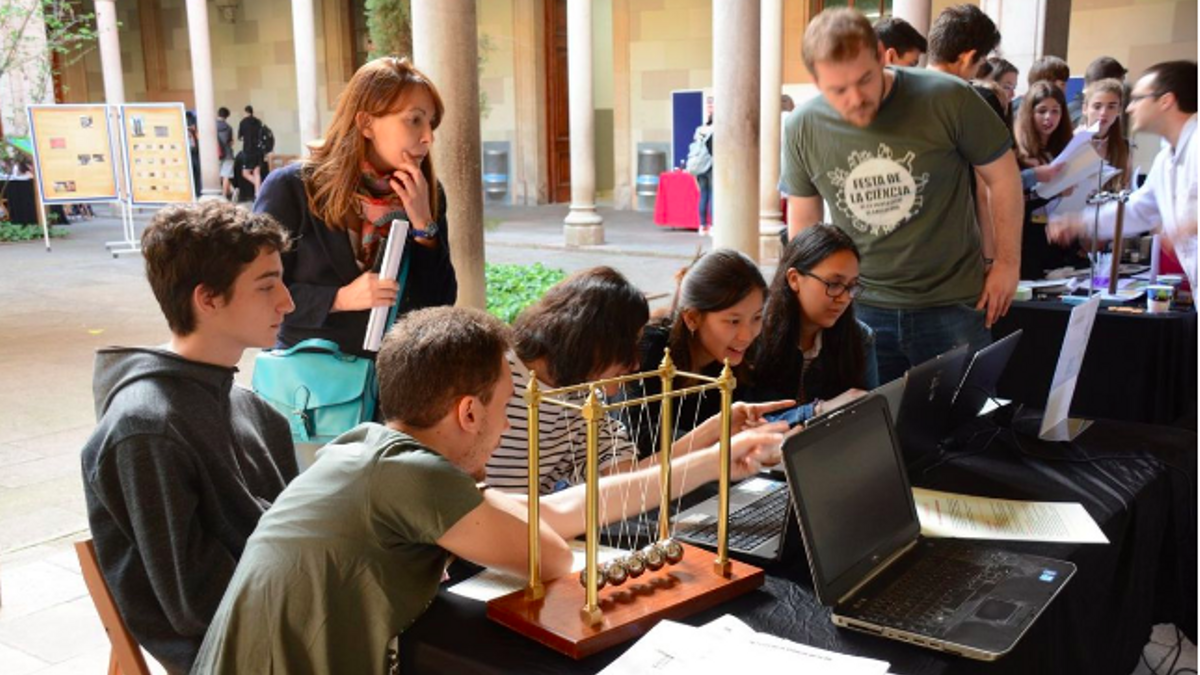Alumnos universitarios, realizando un trabajo de ciencias.España, celebrando un taller de ciencia.