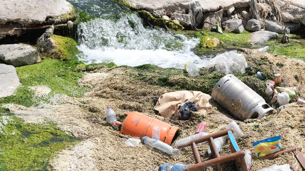 Los residuos presentes en el río donde finaliza el cauce de hormigón que atraviesa el casco urbano de Elda.