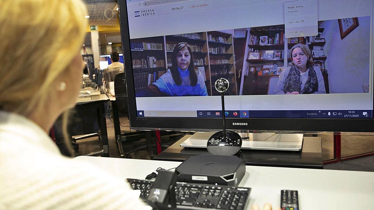 María Teresa Álvarez (a la izquierda) y Carmen González Casal, en la pantalla, durante el Club Prensa Asturiana digital celebrado ayer, moderado por María José Iglesias. | Miki López