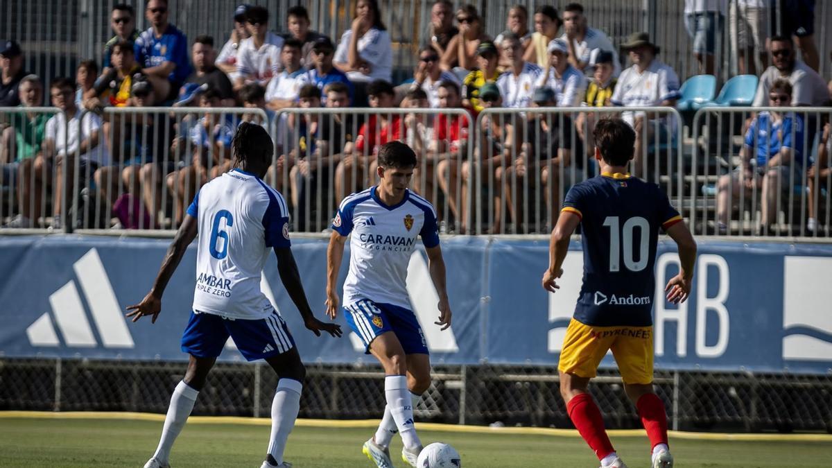 Terrer controla un balón durante el duelo ante el Andorra