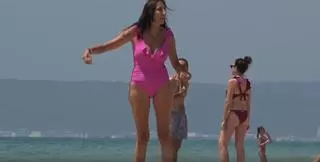 Paz Padilla presume de cuerpo en bañador durante un divertido día de playa en familia