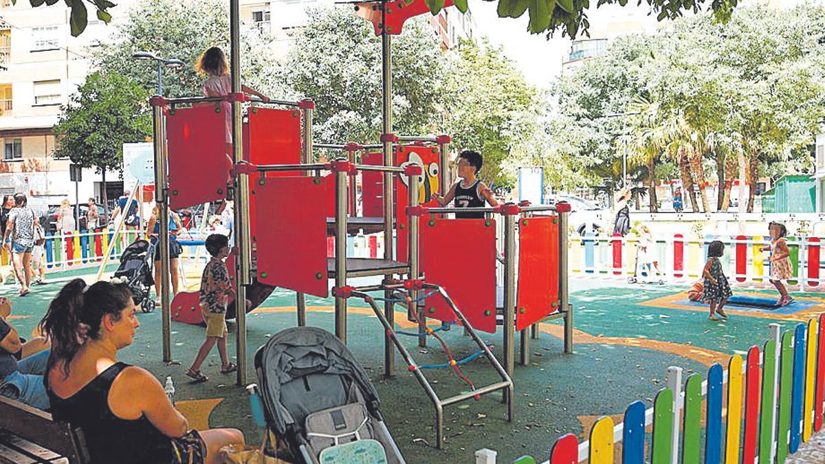 Juegos infantiles en la plaza Doctor Marañón de Castelló.
