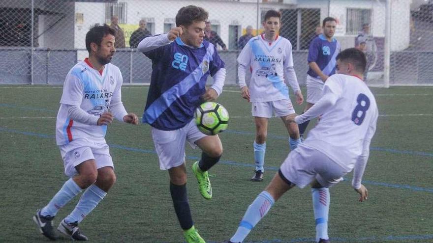 Rodrigo (derecha) realiza una entrada a un jugador del Marín. // Santos Álvarez