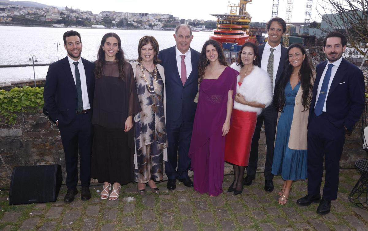 Por la izquierda, Bruno Vijande, Ana Platero, María José Platero, Álvaro Platero Díaz, María Platero, Teresa Peláez, Eric Heyder, Elía de Esteban y Álvaro Platero Alonso, miembros de la tercera y cuarta generación de Gondán. | LUISMA MURIAS