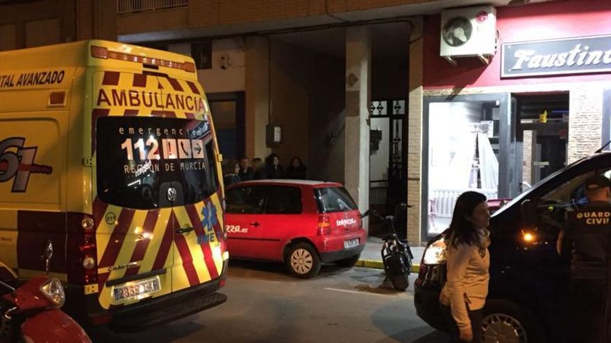 Una ambulancia en la puerta de la casa.