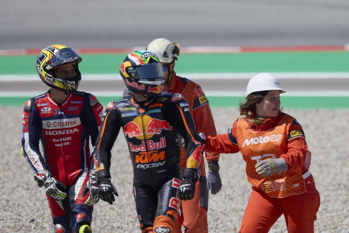Joan Mir y Brad Binder tras la caída en la curva 1 de Montmeló