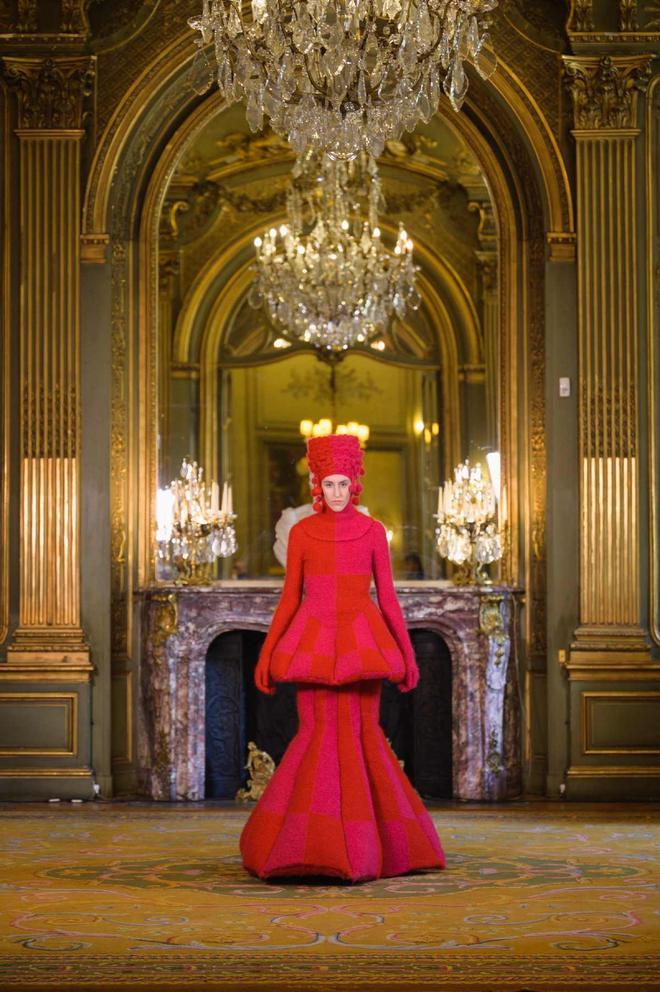 El diseñador Leandro Cano celebra su décimo aniversario con un desfile en el marco de la Alta Costura de París