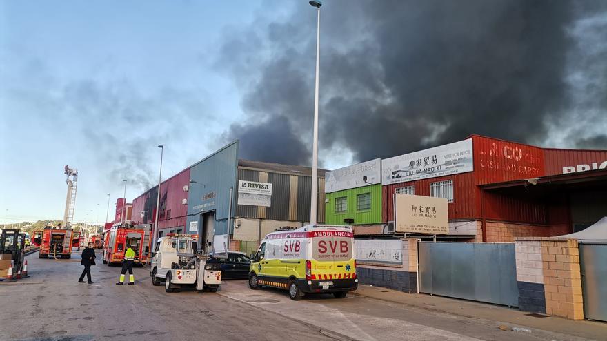 El fuego devora en Manises las naves del mayor importador de productos chinos de la Comunitat Valenciana