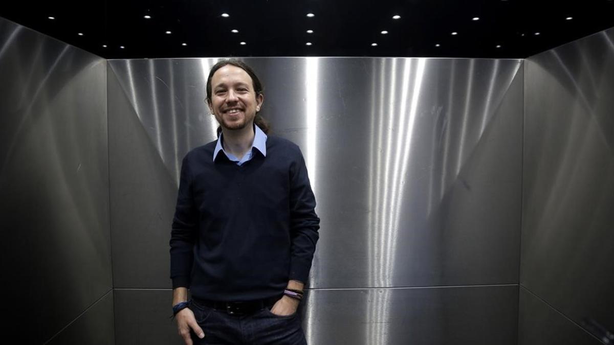 Pablo Iglesias en uno de los ascensores del Congreso.