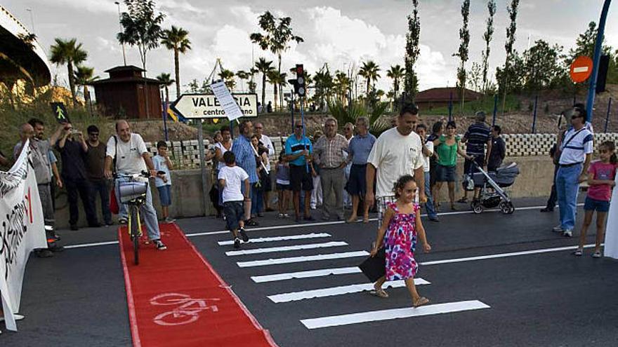 Los vecinos colocaron un paso de cebra y un carril-bici en dirección al parque situado al fondo.