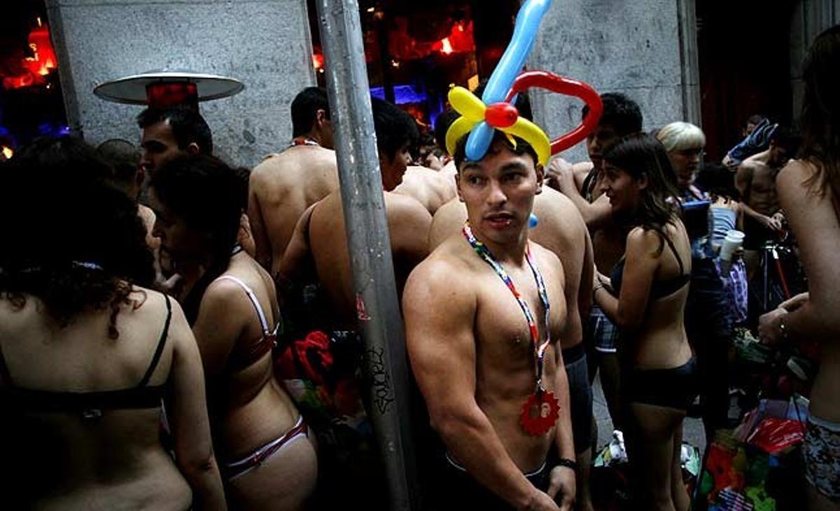 Un grup de persones en roba interior espera fora d’una botiga a Madrid per estar entre els primers cent clients i així rebre la roba gratis que ofereix la marca per l’inici de les rebaixes.