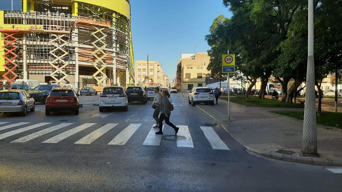 Este es el tramo de la calle Almassora que se pretende semipeatonalizar para unir ambas plazas.