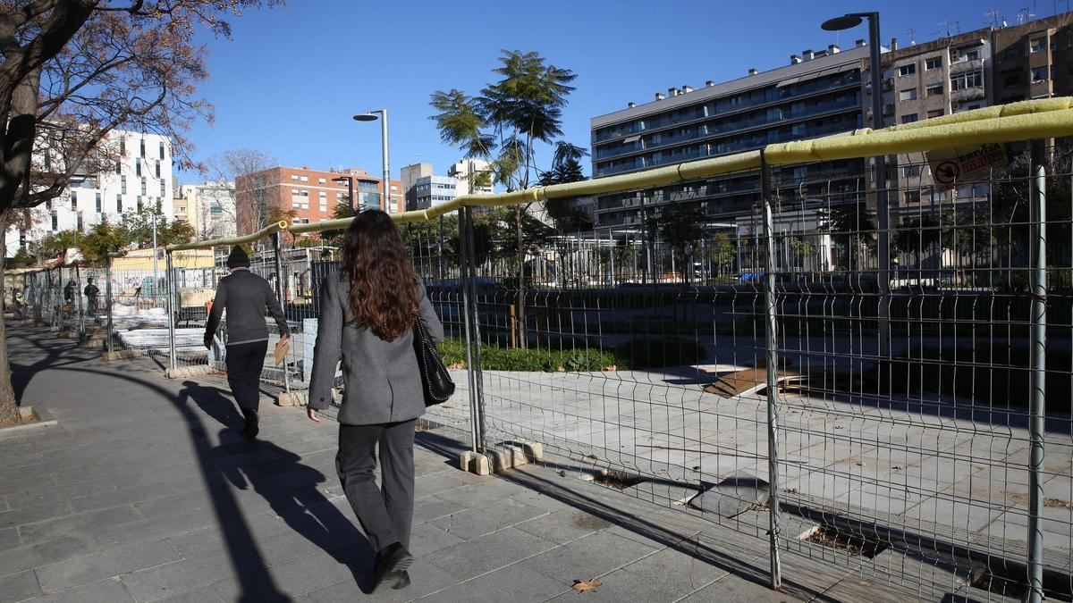 Valla de las obras en el nuevo parque donde se alzaba la Colònia Castells, en Barcelona.
