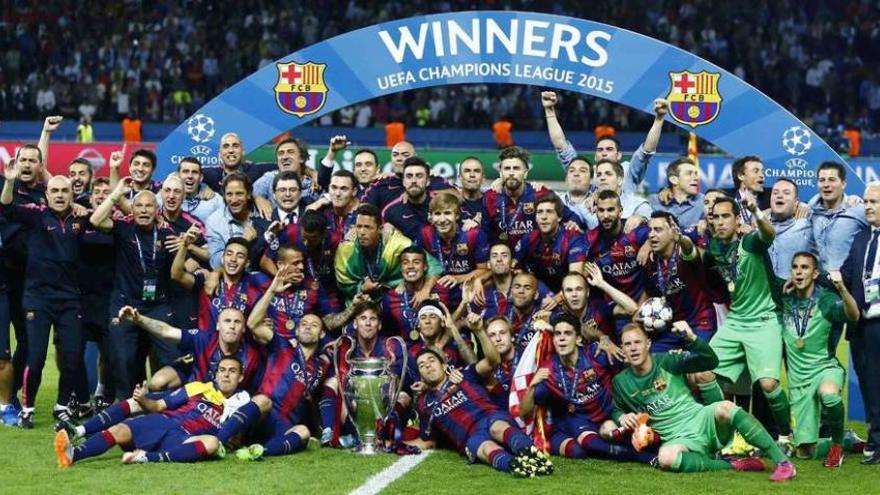 La plantilla del Barcelona celebra su título de la Liga de Campeones en Berlín, en junio pasado. // Ginés Muñoz