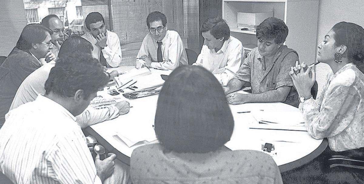 Consejo de redacción: uno de los primeros días de vida de la publicación preparando la estructura del diario
