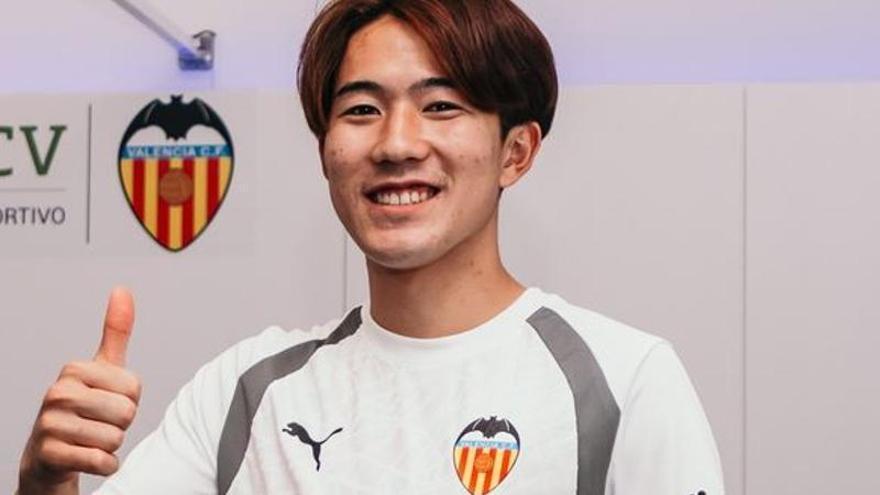 Así ha sido el primer entrenamiento de Ryunosuke Sato con los colores del Valencia CF