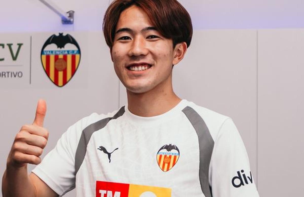 Sato, en el momento de pasar de forma satisfactoria la revisién médica com jugador del Valencia CF