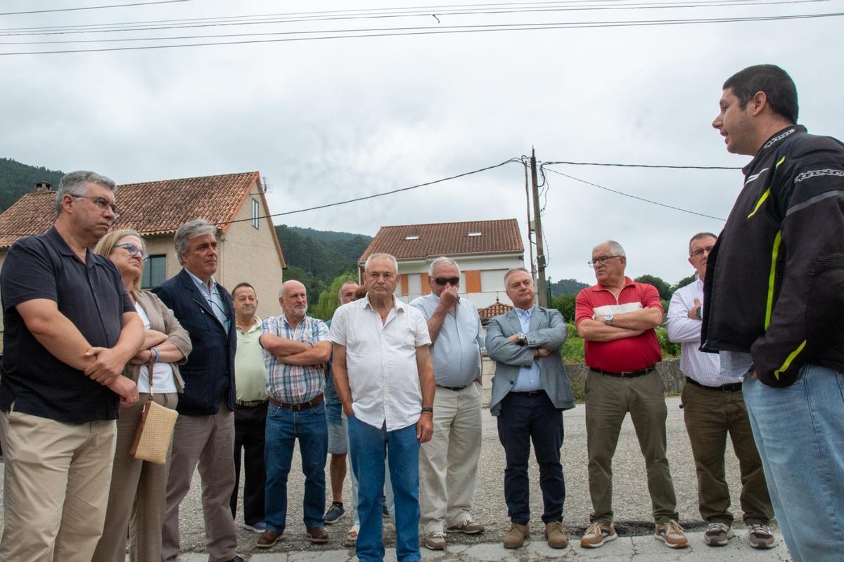 Los vecinos con los representantes del PP junto a la N-555.