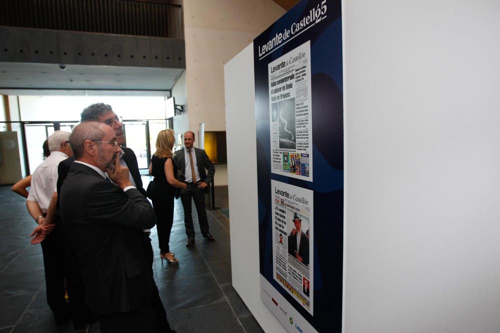 Ximo Genís y Pedro Muelas, exdelegados de Levante de Castelló contemplan la exposición de portadas históricas