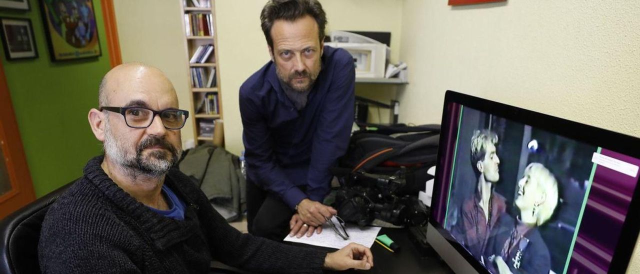 Carlos Navarro e Iván Martínez, ante el monitor donde un joven Emilio Sagi canta ante Teresa Meana. | Luisma Murias | LNE