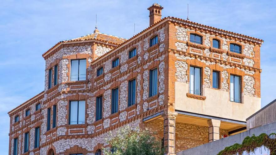 El pueblo donde se hace el mejor jamón el mundo: una joya de casas blancas, naturaleza desbordante y mucho patrimonio
