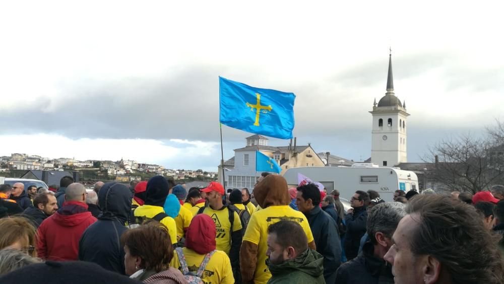 Los trabajadores de Alcoa de Asturias y Galicia se concentran en Vegadeo