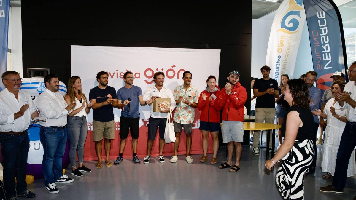 En el centro, Benoit Marie con su premio junto a otros de sus compañeros, en La Antigua Rula de Gijón.